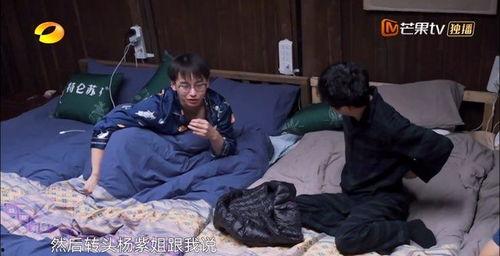 女子吃瓜被撞视频,惊险一幕引网友热议