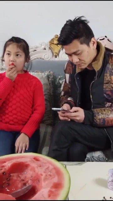 抱着老婆吃瓜,夫妻携手共享瓜果时光