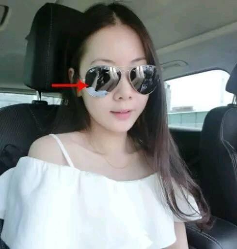 文静眼镜妹吃瓜