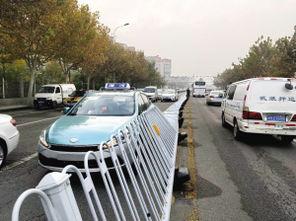 男子吃瓜挂护栏,意外成为街头焦点